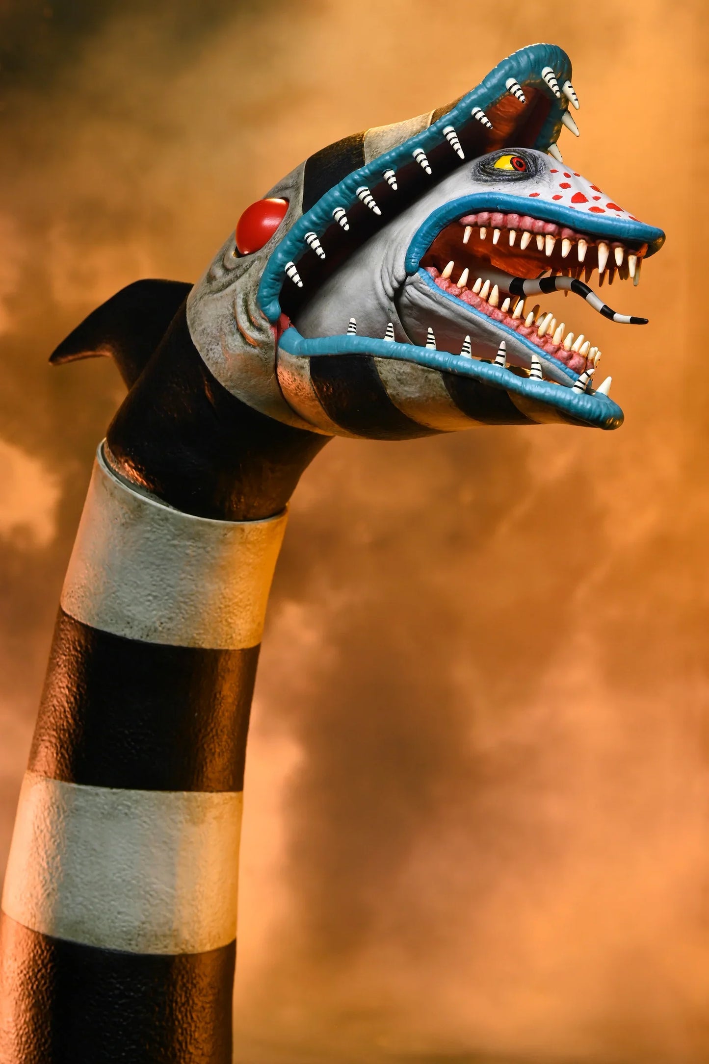 NECA Figura de Accion Ultimate: Beetlejuice - Matador Beetlejuice y Sandworm 7 Pulgadas 2 Pack Preventa