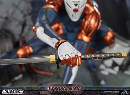 First 4 Figures: Metal Gear Solid - Cyborg Ninja Gray Fox 16 Pulgadas Preventa